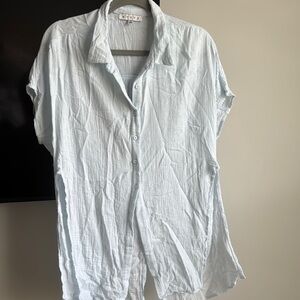 HYFVE Light Blue Casual button down fly away Shirt Small EUC